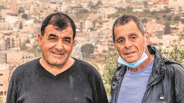 אמנון אנג'ל (מימין) וד''ר מאזן עלי בטיול בעקבות הזיתים (צילום: צבי רוגר) אמנון אנג'ל (מימין) וד''ר מאזן עלי בטיול בעקבות הזיתים
