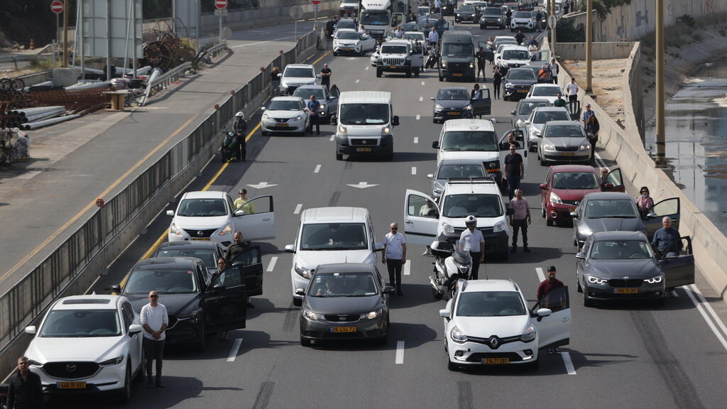 Israelis stand during Holocaust Remembrance Day siren (Photo: Tal Shahar) עומדים בצפירת יום השואה בתל אביב