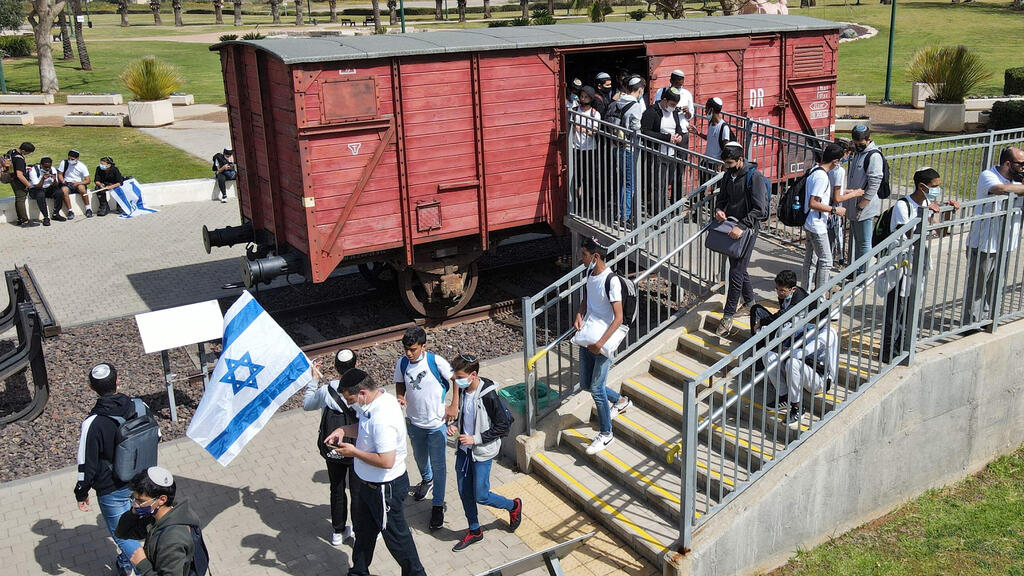 Students and teachers of Bar Ilan School visit an authentic German train, that transported Jews to extermination camps, on the Holocaust Remembrance Day in the Israeli city of Netanya (Photo: AFP) Students and teachers of Bar Ilan School visit an authentic German train, that transported Jews to extermination camps, on the Holocaust Remembrance Day in the Israeli city of Netanya