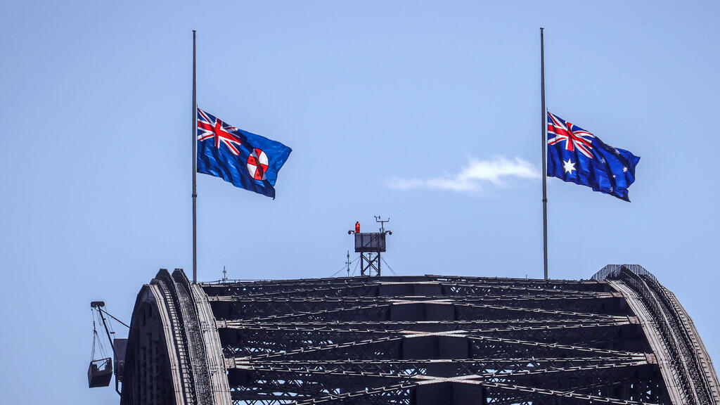 סידני אוסטרליה דגלים בחצי התורן לאחר מותו של הנסיך פיליפ