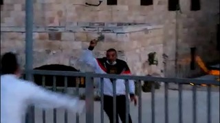 תושב העיר העתיקה בירושלים רודף אחר שכניו עם גרזן