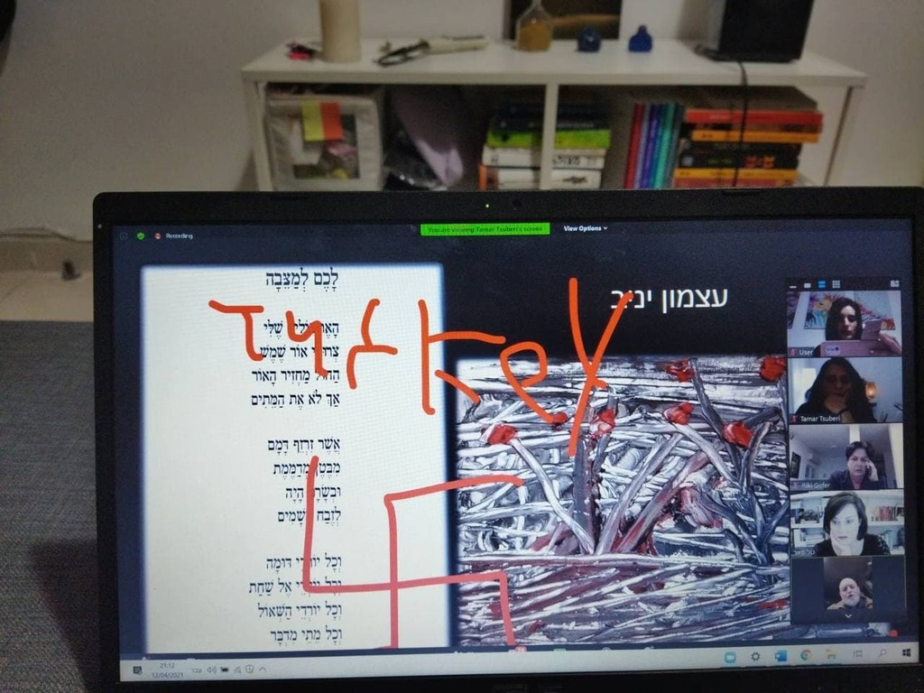 צלב קרס באמצע ערב השירה (צילום: שני ארנהיים) ״הייל היטלר״ באמצע ערב שירה