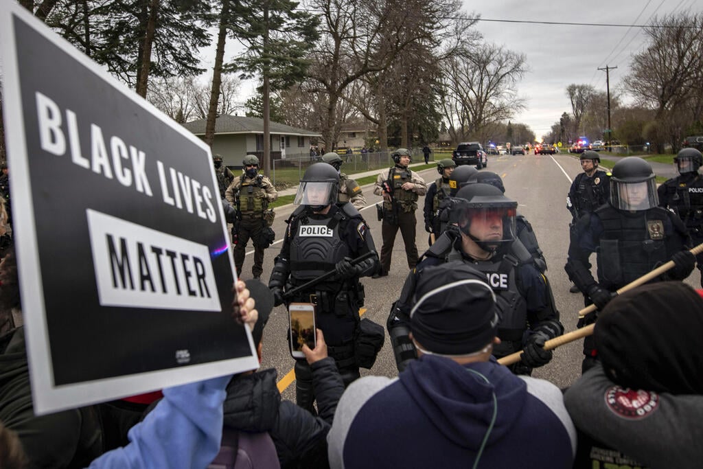 שוטרים מול מפגינים עם שלטי Black Lives Matter, הלילה במינסוטה (צילום: AP) ארה"ב ברוקלין סנטר מינסוטה עימותים בין שוטרים ל מפגינים שוטר ירה למוות ב צעיר שחור דונטה רייט