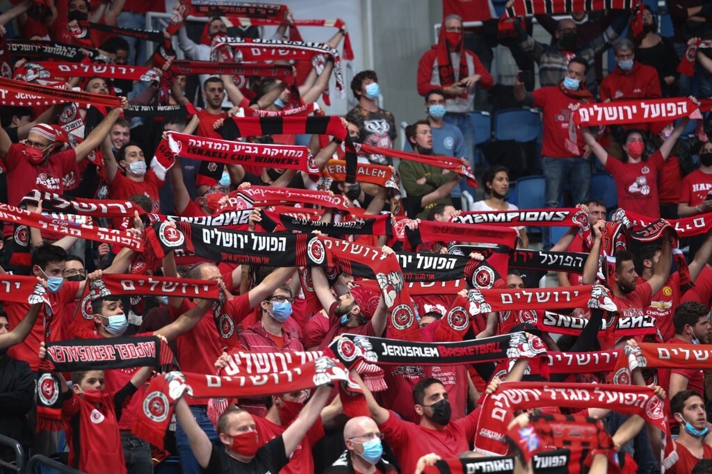 Hapoel Jerusalem F.C. fans cheer during Liga Leumit match with Hapoel Nir Ramat HaSharon at the Teddy Stadium in Jerusalem (Photo: Oren Aharoni) אוהדי ירושלים
