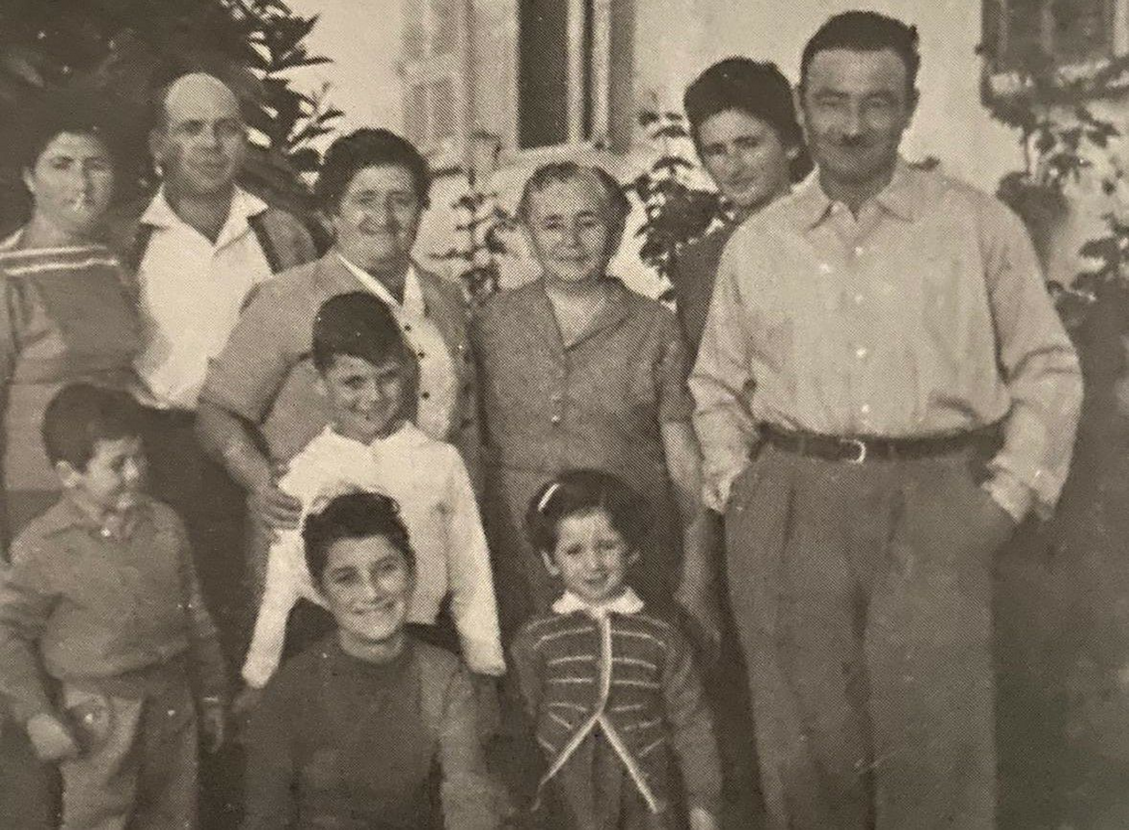 מימין הבן אהרון, אשתו ובתו משמאל. הבת ציפורה , בעלה ושלושת ילדיהם. שלישית משמאל רבקה גרבובסקי