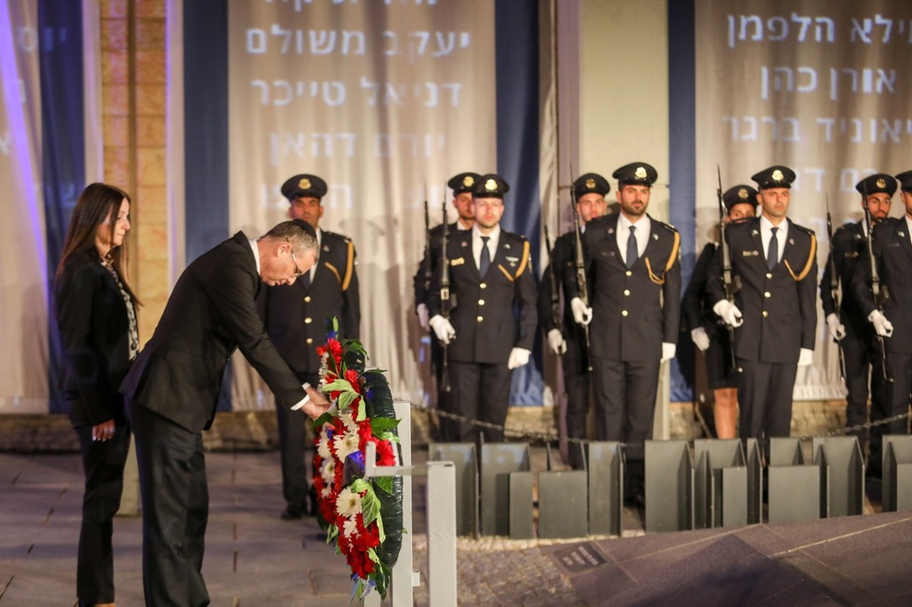 הנחת זרים בטקס "שירים לזכרם" במשכן הכנסת