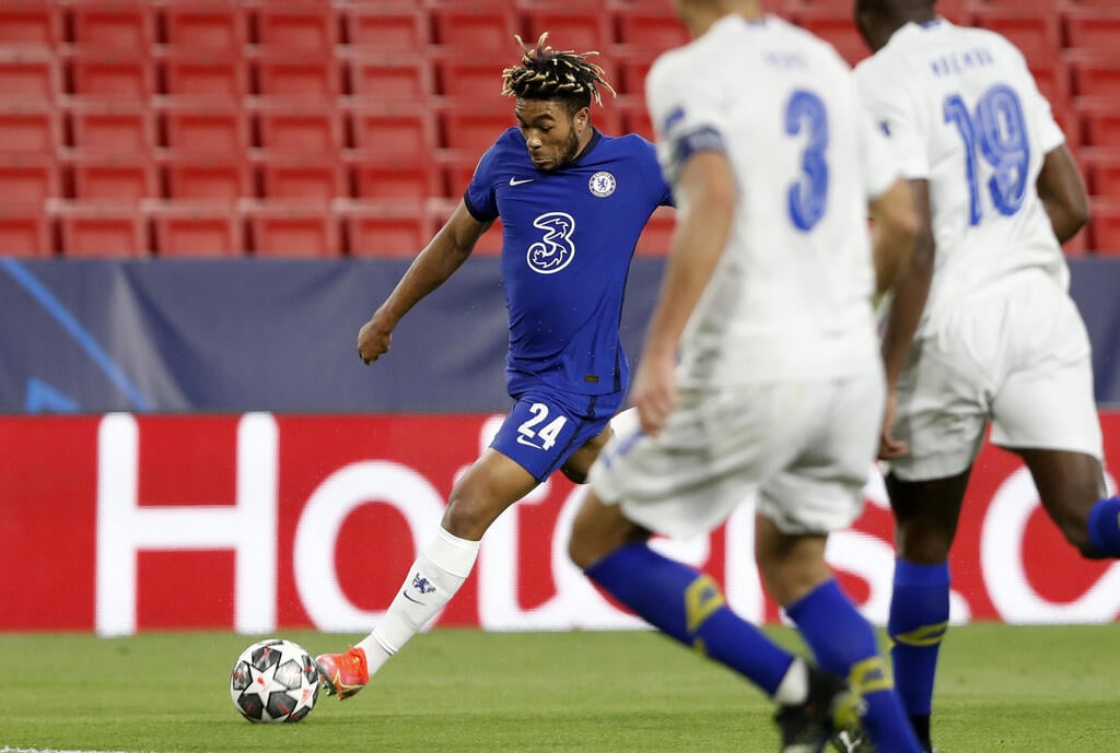 ריס ג'יימס מגביה כדור