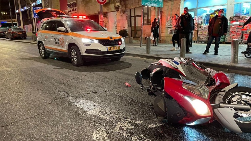 רוכב אופנוע נהרג בתאונה במרכז ירושלים (צילום: דוברות איחוד הצלה) הרוג בתאונת דרכים ברחוב יפו בירושלים