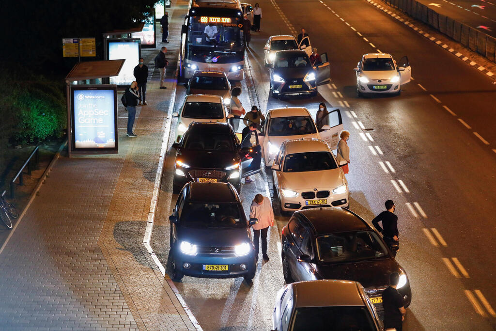 עומדים בצפירת ערב יום הזיכרון בתל אביב