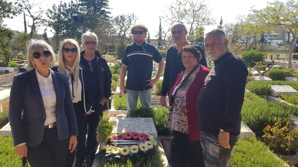 זוכרים את אסון הנ״ד שבו נספו 54 חיילים בהתרסקות מסוק ב-1977: 44 שנה אחרי, כמה מחברי ״הכשרה צעירה״ בוגרי כפר גלעדי באו לזכור את חברם אלי ישי. החברים התייצבו בבית העלמין הצבאי ברחובות עם אמו אסתר ואחיו גדי חבריו של אלי ישי ז"ל התייצבו בבית העלמין הצבאי ברחובות עם אמו אסתר ואחיו גדי
