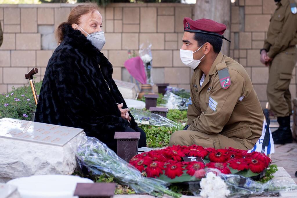 חיילי ומפקדי צה"ל בבתי העלמין הצבאיים ברחבי הארץ (צילום: דובר צה"ל) חיילי ומפקדי צה"ל בבתי העלמין הצבאיים ברחבי הארץ