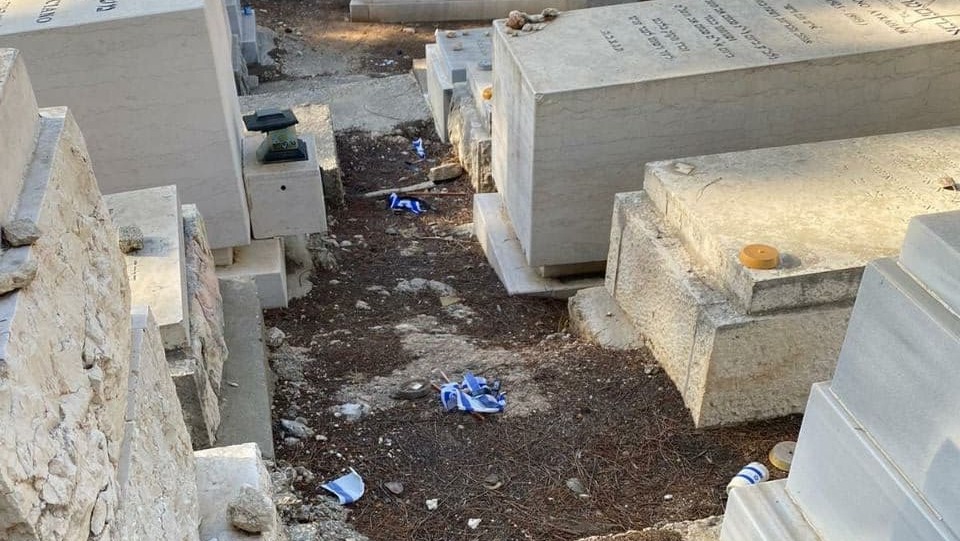 קברי חללים בהר המנוחות שהדגלים עליהם הושחתו