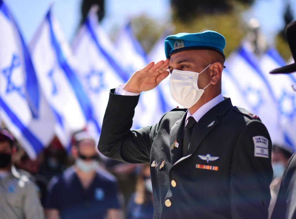 מצדיעים לנופלים בטקסי יום הזיכרון (צילום: דובר צה"ל) חיילי ומפקדי צה"ל בבתי העלמין הצבאיים ברחבי הארץ