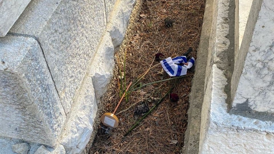 קברי חללים בהר המנוחות שהדגלים עליהם הושחתו