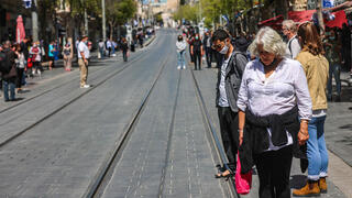 עומדים בצפירת יום הזיכרון לחללי מערכות ישראל בירושלים