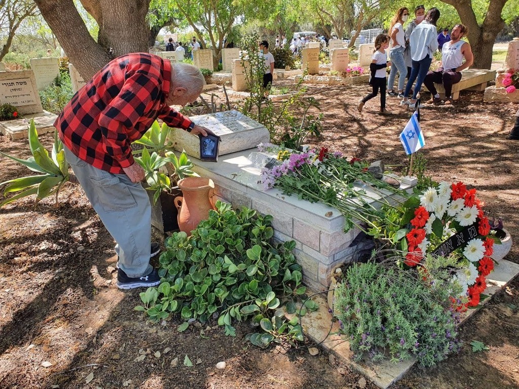 בית העלמין בקיבוץ נירים ביום הזיכרון