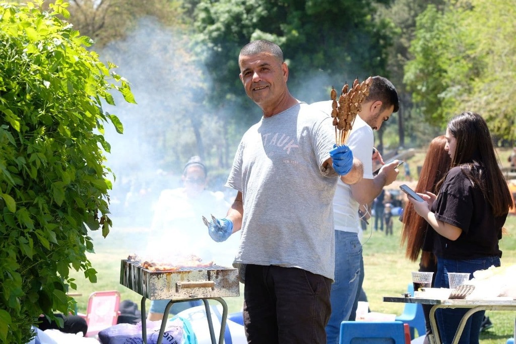 Israelis celebrating Independence Day with a barbecue at Sacher Park in Jerusalem (Photo: Yoav Dudkevitch) חוגגים ומטיילים בגן סאקר בירושלים