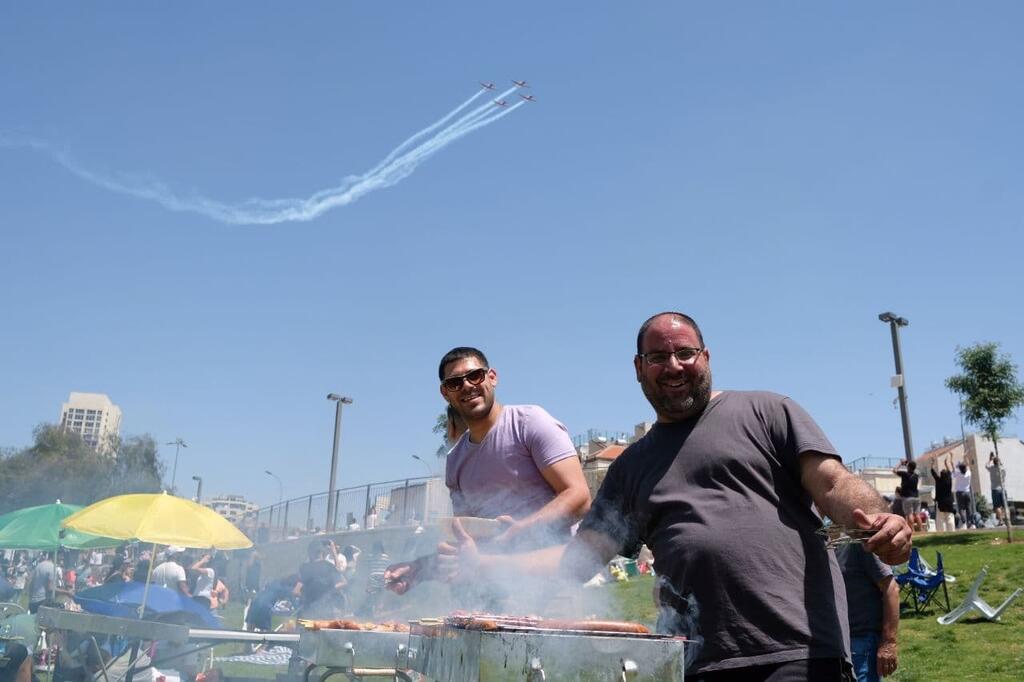 הרכבת הקלה תפעל כל הלילה. מנפנפים בגן סאקר בירושלים, בשנה שעברה (צילום: יואב דודקביץ') חוגגים ומטיילים בגן סאקר בירושלים