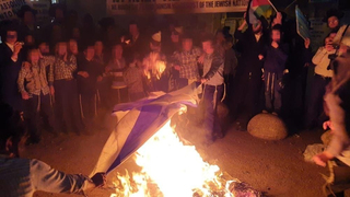 שריפת דגלים ותהלוכה של חרדים קיצוניים במאה שערים