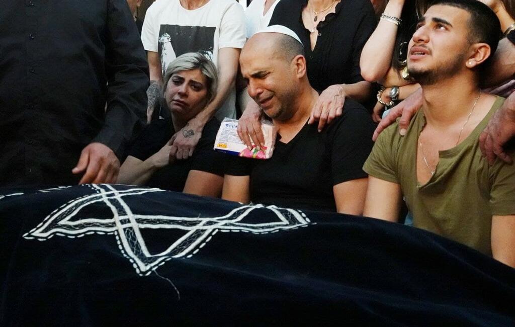 משפחתה של אושר דרעי ז"ל בעת הלווייתה (צילום: אפי שריר) משפחתה של אושר דרעי ז"ל (האח שלו מימין, האבא אבי באמצע, האמא גלית משמאל)