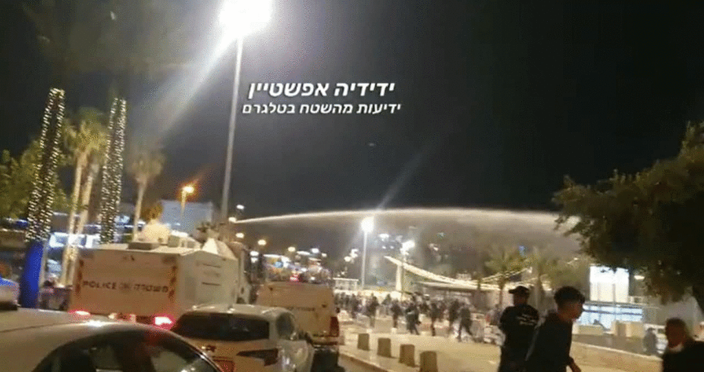 ערבים ירו זיקוקים ויידו אבנים. העימותים בשער שכם (צילום: ידידיה אפשטיין) עימותים בין המשטרה לערבים בשער שכם