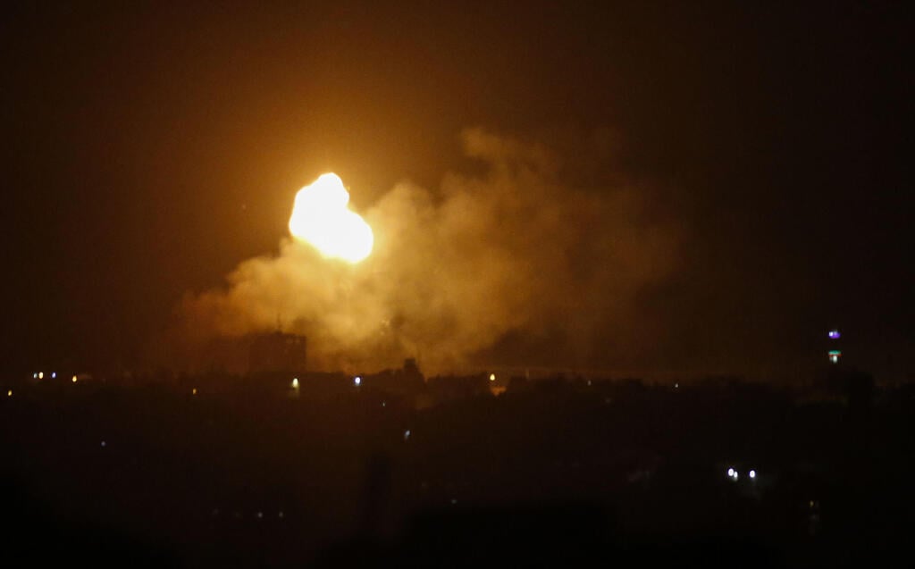 צילום: AFP תקיפה הפצצה של צה"ל חיל האוויר נגד מטרות חמאס בדרום רצועת עזה בתגובה לשיגור רקטה
