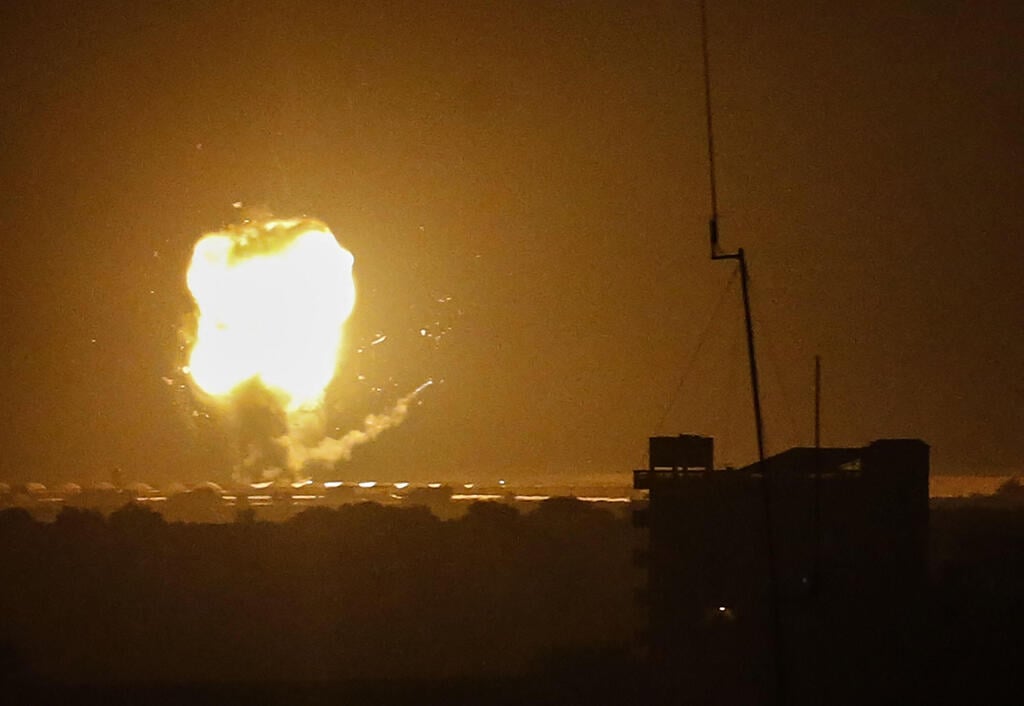 תקיפת צה"ל בדרום רצועת עזה, הלילה (צילום: AFP) תקיפה הפצצה של צה"ל חיל האוויר נגד מטרות חמאס בדרום רצועת עזה בתגובה לשיגור רקטה