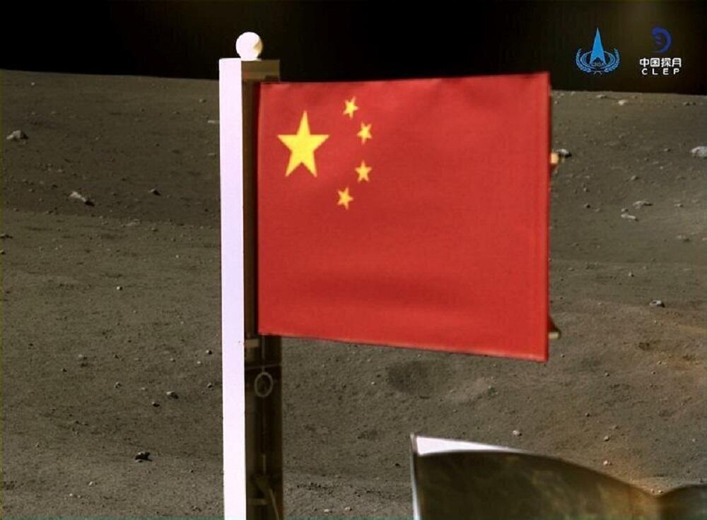 דגל סין על הירח