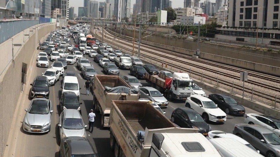 עומסי תנועה כבדים באיילון (צילום: מוטי קמחי) עומסי תנועה כבדים באיילון