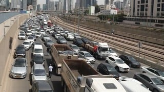 עומסי תנועה כבדים באיילון