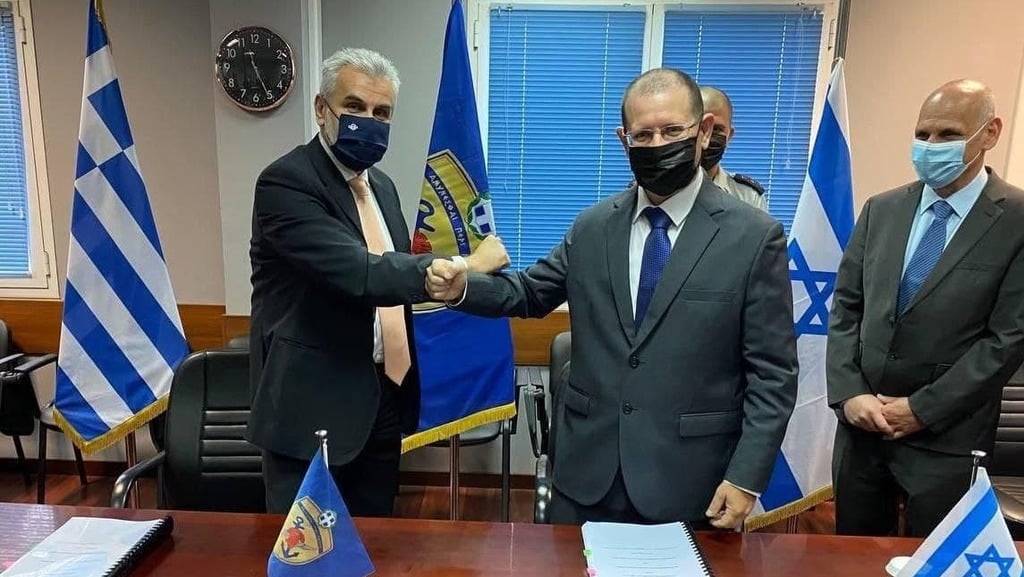 Israeli and Greek defense officials sign the largest yet security deal on Friday in Athens (Photo: Greek Defense Ministry ) נחתמה עסקת הענק הביטחונית בין משרדי הביטחון של ישראל ויוון