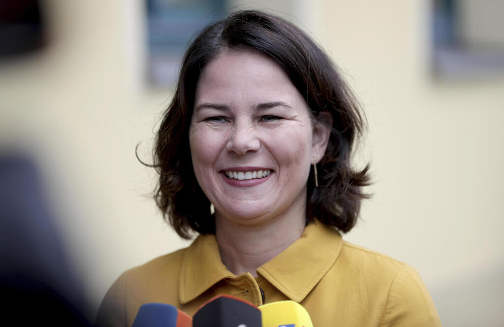 קפצה פעם על טרמפולינות. ברבוק (צילום: AP) אנלינה ברבוק מנהיגת הירוקים ב גרמניה מתמודד לתפקיד ה קנצלר