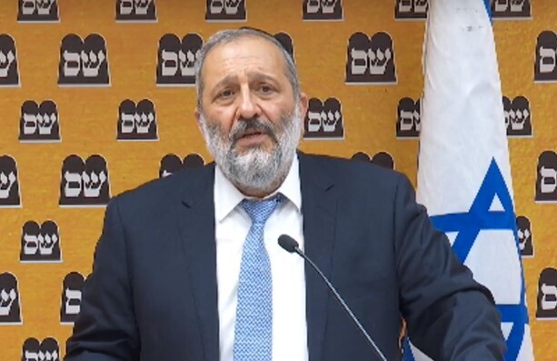 השר דרעי. "חרג ממתחם המהירות הראויה" בקבלת ההחלטה (צילום: ערוץ כנסת) ישיבת סיעה ש"ס