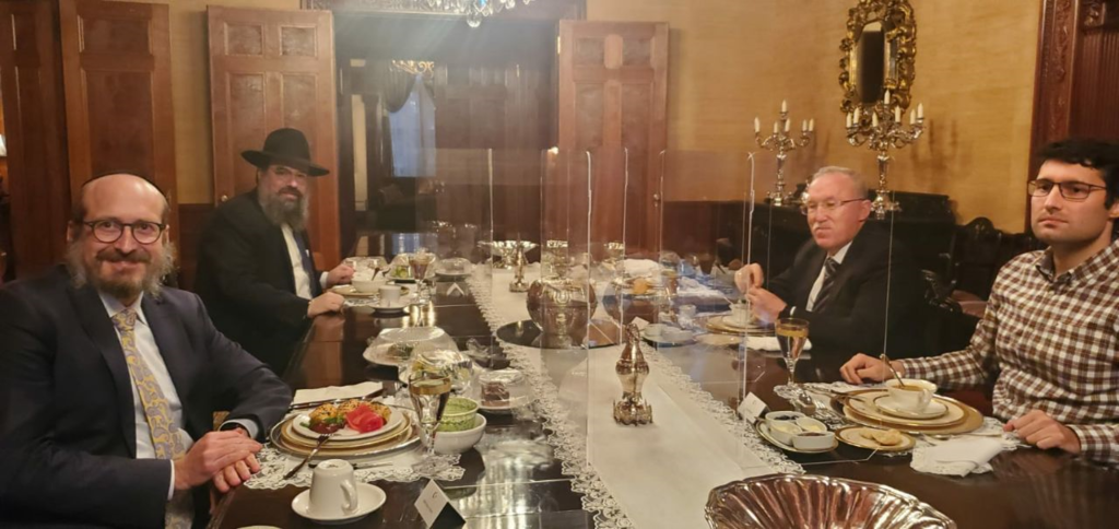 ארוחת איפטר כשרה למהדרין בשגרירות טורקיה בוושינגטון, בהשתתפות הרב מנדי חיטריק