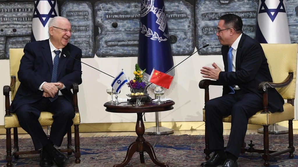President Reuven Rivlin with Chinese Ambassador to Israel CAI Run (Photo: GPO) מיזושימה קויחי