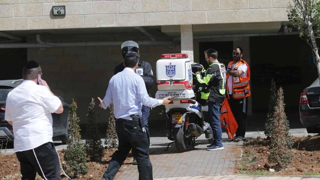 MDA teams arrive at Meshi-Zahav's home (Photo: Alex Kolomoisky) ביתו של יהודה משי זהב