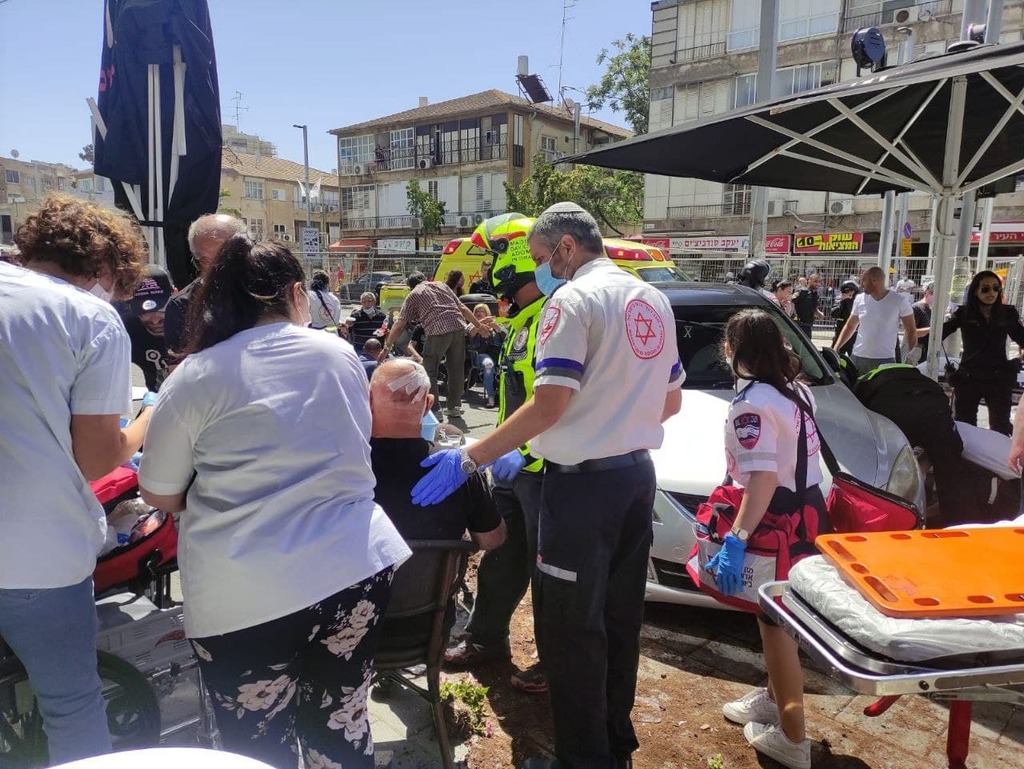 Paramedics treat the wounded at the scene (Photo: MDA) רכב נכנס לתוך מסעדה בבת ים