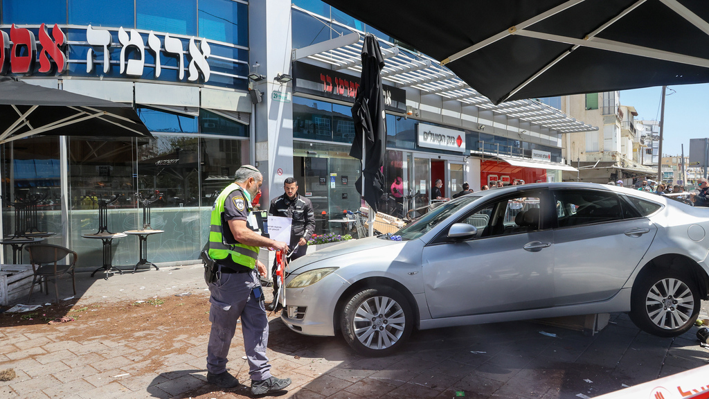 Car that slammed into cafe in Bat Yam (Photo: Yariv Katz ) רכב נכנס לתוך מסעדה בבת ים