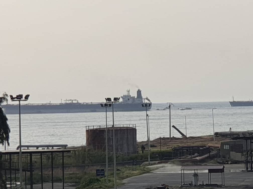 אש פרצה במכלית נפט ליד נמל בסוריה; הערכה: כלי טיס לא מאויש תקף