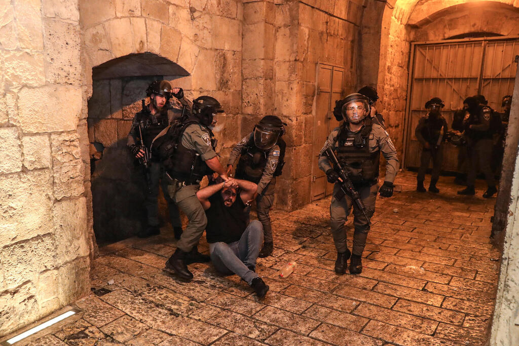 עימותים עם מפגינים במזרח ירושלים בהם מספר עצורים ושוטר שנפצע (צילום: רויטרס) עימותים עם מפגינים במזרח ירושלים בהם מספר עצורים ושוטר שנפצע
