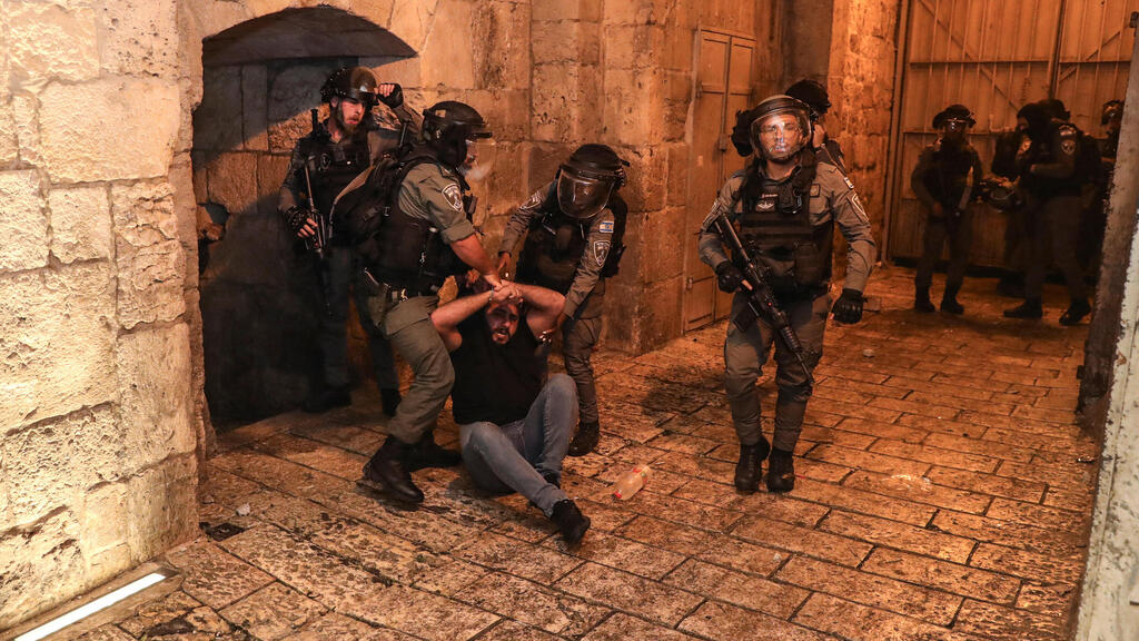 Jerusalem police arrest a Palestinian man during clashes last year (Photo: Reuters) עימותים עם מפגינים במזרח ירושלים בהם מספר עצורים ושוטר שנפצע