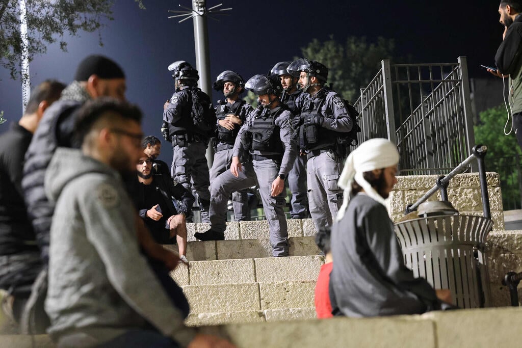 המשטרה מפזרת מפגינים באזור שער שכם בירושלים באמצעות רימוני הלם ופרשים