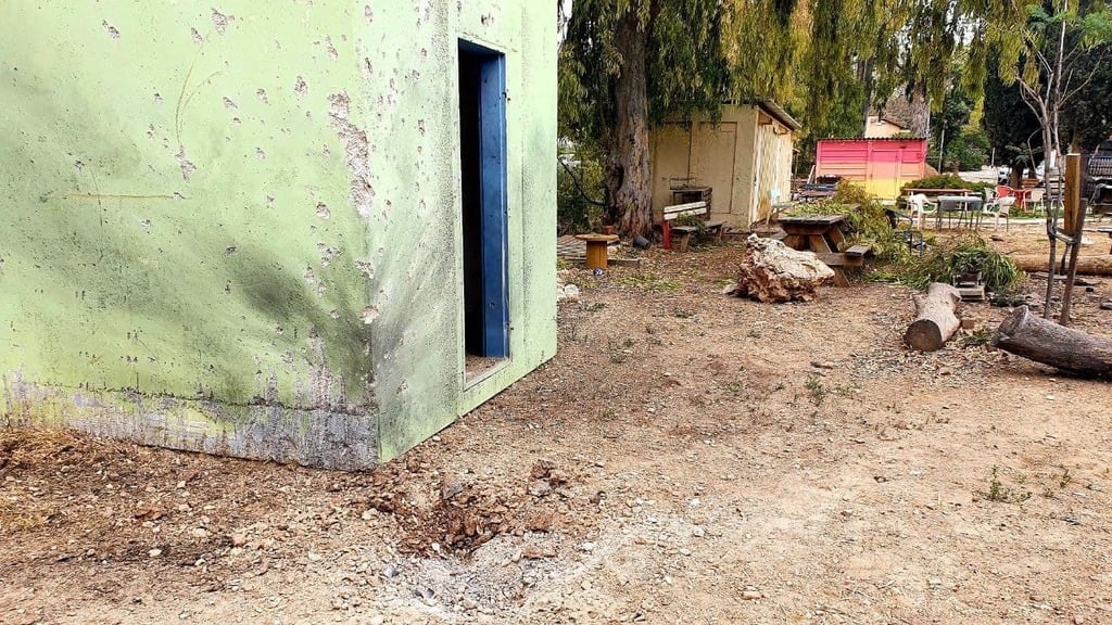 A rocket from Gaza struck Kibbutz Nahal Oz overnight (Photo: Roee Idan) נפילה בעוטף עזה