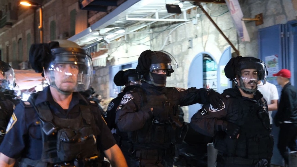 Police disperse rioters using stunt grenades near the Old City of Jerusalem on Saturday (Photo: Yoav Dudkevitch) המשטרה מפזרת מפגינים באזור שער שכם בירושלים באמצעות רימוני הלם ופרשים