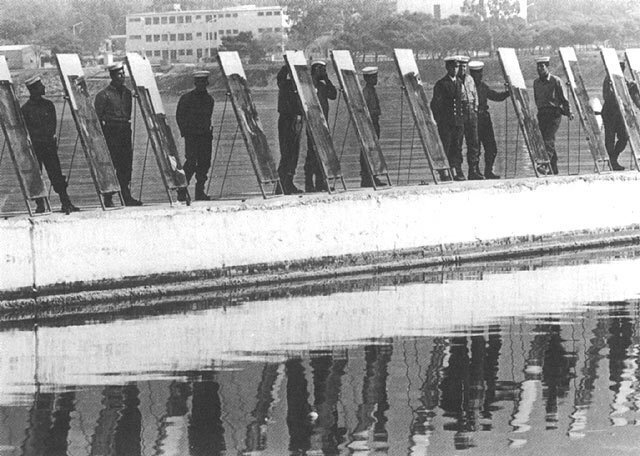 מלחים יוונים מעלים באש דגם של ספינה רומית ממרחק של 50 מטר, באמצעות לוחות נחושת ממורקים המחזירים את אור השמש (מתוך ניסוי של ד"ר יואניס סאקאס היווני, 1973) מלחים יוונים מעלים באש דגם של ספינה רומית ממרחק של 50 מטר, באמצעות לוחות נחושת ממורקים המחזירים את אור השמש