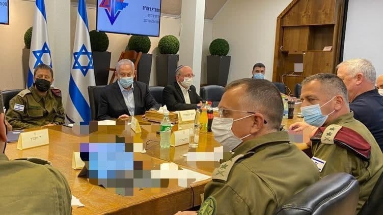 Prime Minister Benjamin Netanyahu convenes the security cabinet following rocket fire from Gaza and clashes in Jerusalem ( Photo: GPO) בנימין נתניהו, אביב כוכבי ונוספים בהערכת מצב ביטחונית בעקבות הירי לעבר עוטף עזה