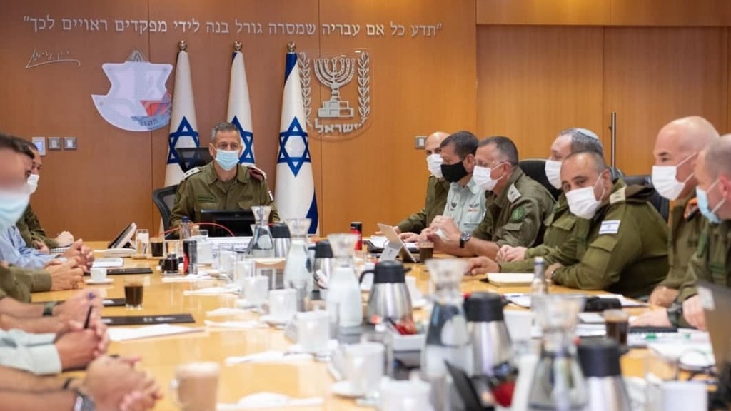 IDF Chief of Staff Aviv Kochavi met with members of the General Staff as tensions in Gaza and Jerusalem continued (Photo: IDF Spokesperson's Unit) אביב כוכבי בהערכת מצב