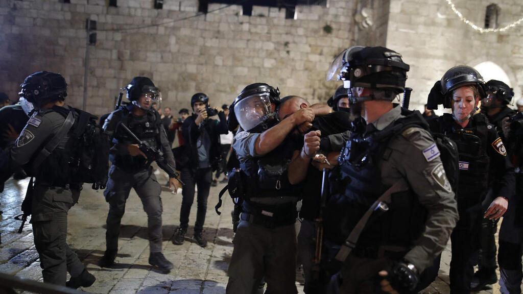 Police forces detain Palestinian protester near the Old City of Jerusalem (Photo: AFP) עימותים עם מפגינים במזרח ירושלים בהם מספר עצורים ושוטר שנפצע