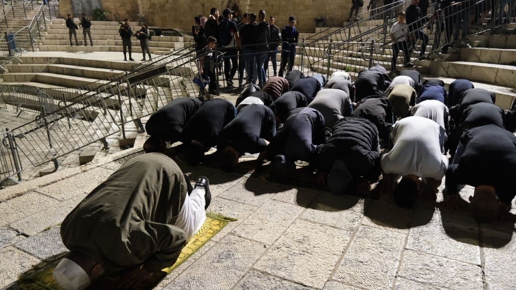 Palestinians pray at the Damascus Gate to the Old City of Jerusalem (Photo: Yoav Dudkevitch) המשטרה מפזרת מפגינים באזור שער שכם בירושלים באמצעות רימוני הלם ופרשים