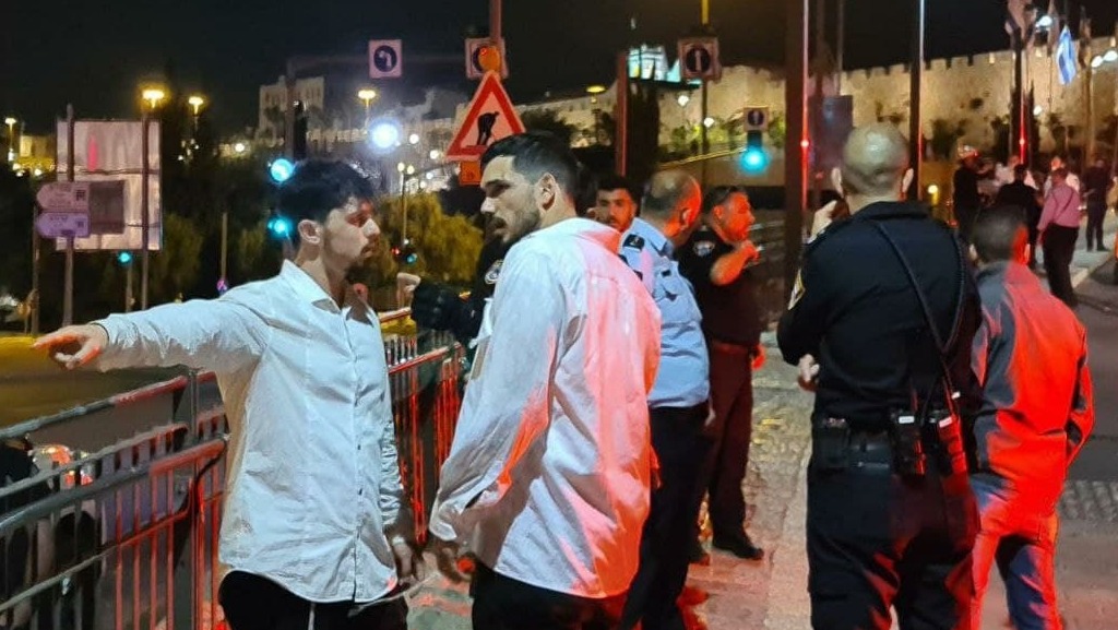הבלשים שהותקפו בשער יפו בירושלים (צילום: מוטי קסטל, ערוץ 20) הבלשים שהותקפו בשער יפו בירושלים